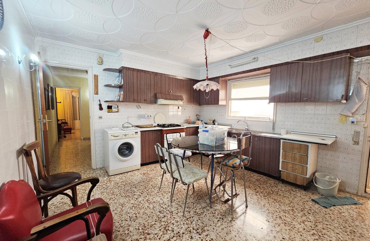 Resale - Commercial -
Torrevieja - Centro