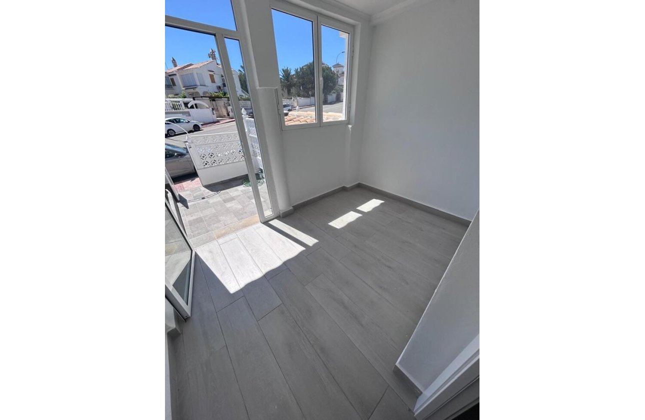 Resale - Dúplex -
Torrevieja - Torreblanca