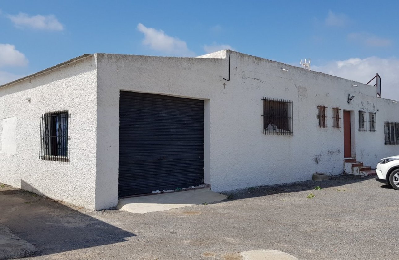 Resale - Finca -
Los Montesinos