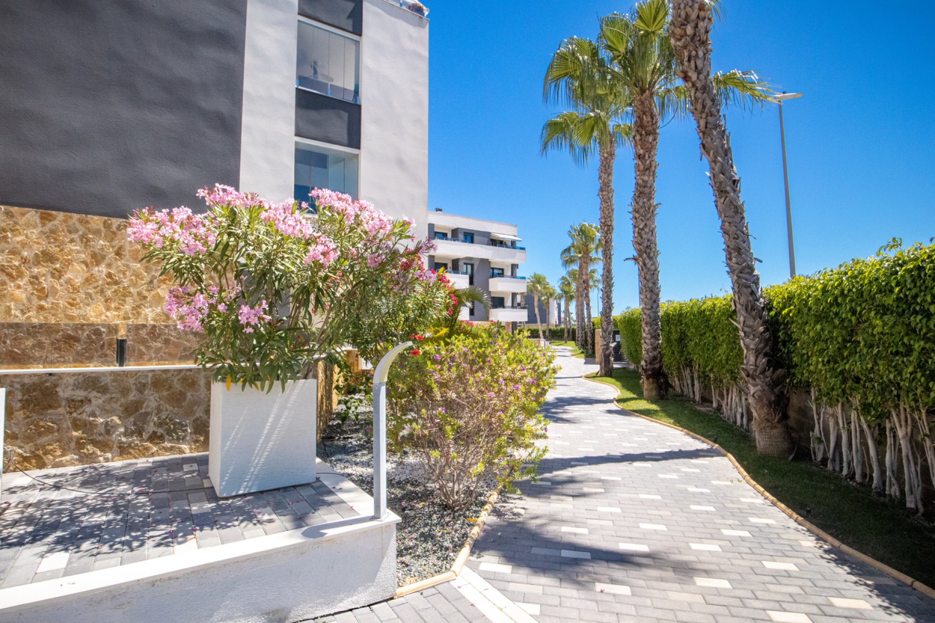Resale - Penthouse -
Los Altos - AMANECER