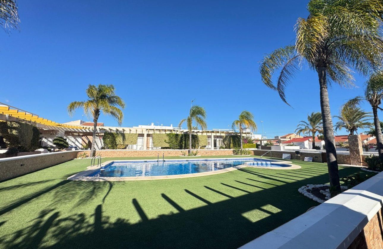 Resale - Terraced house -
Pilar de la Horadada - Mil Palmeras