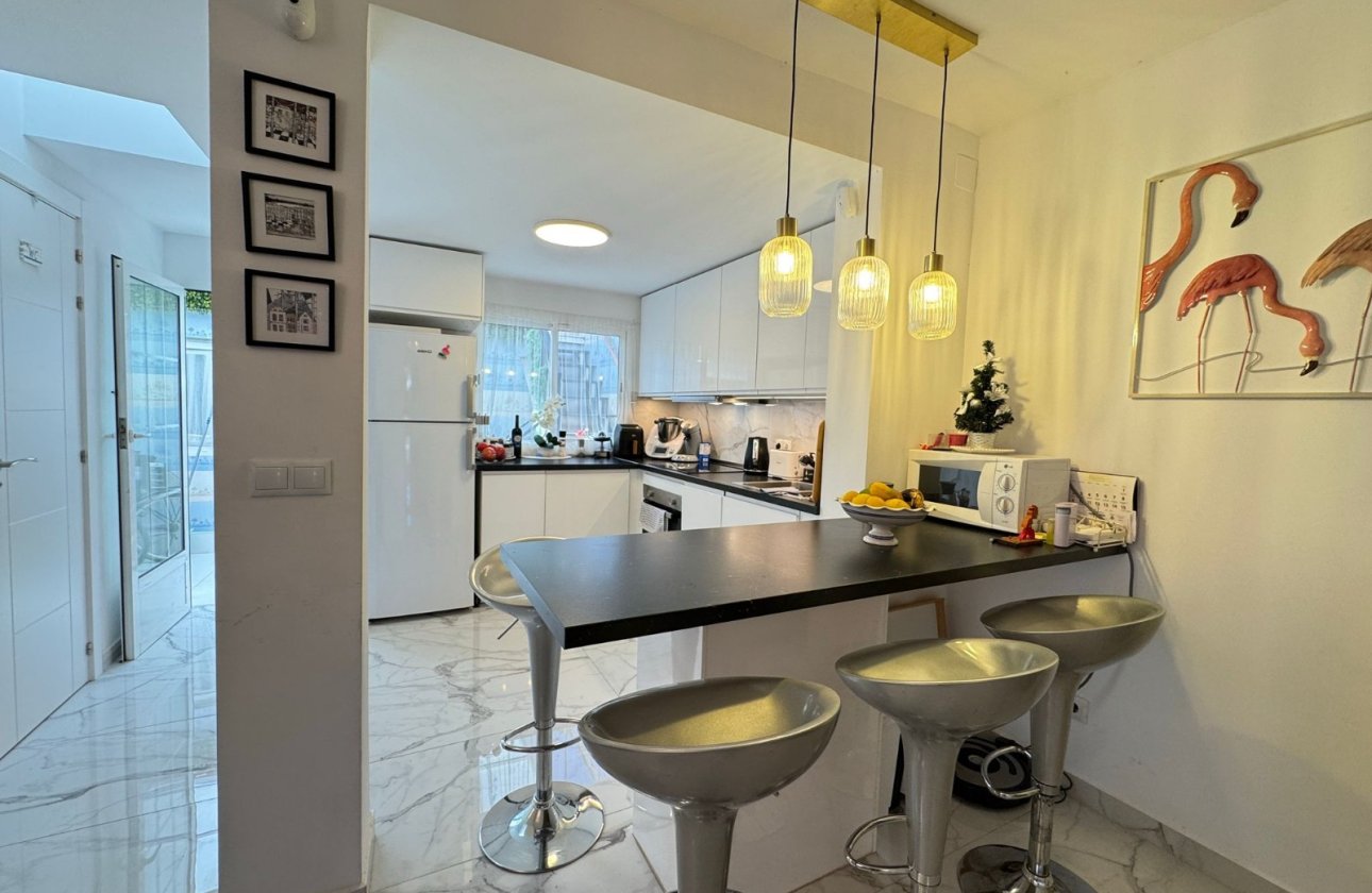 Resale - Terraced house -
Torrevieja - Playa De Los Naufragos