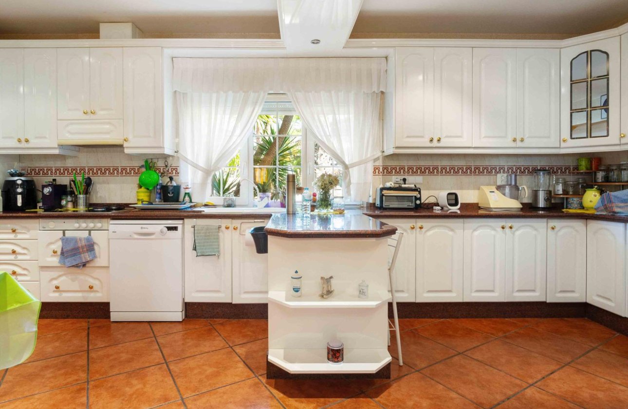 Resale - Villa -
Cabo Roig - Muy Cerca De La Playa