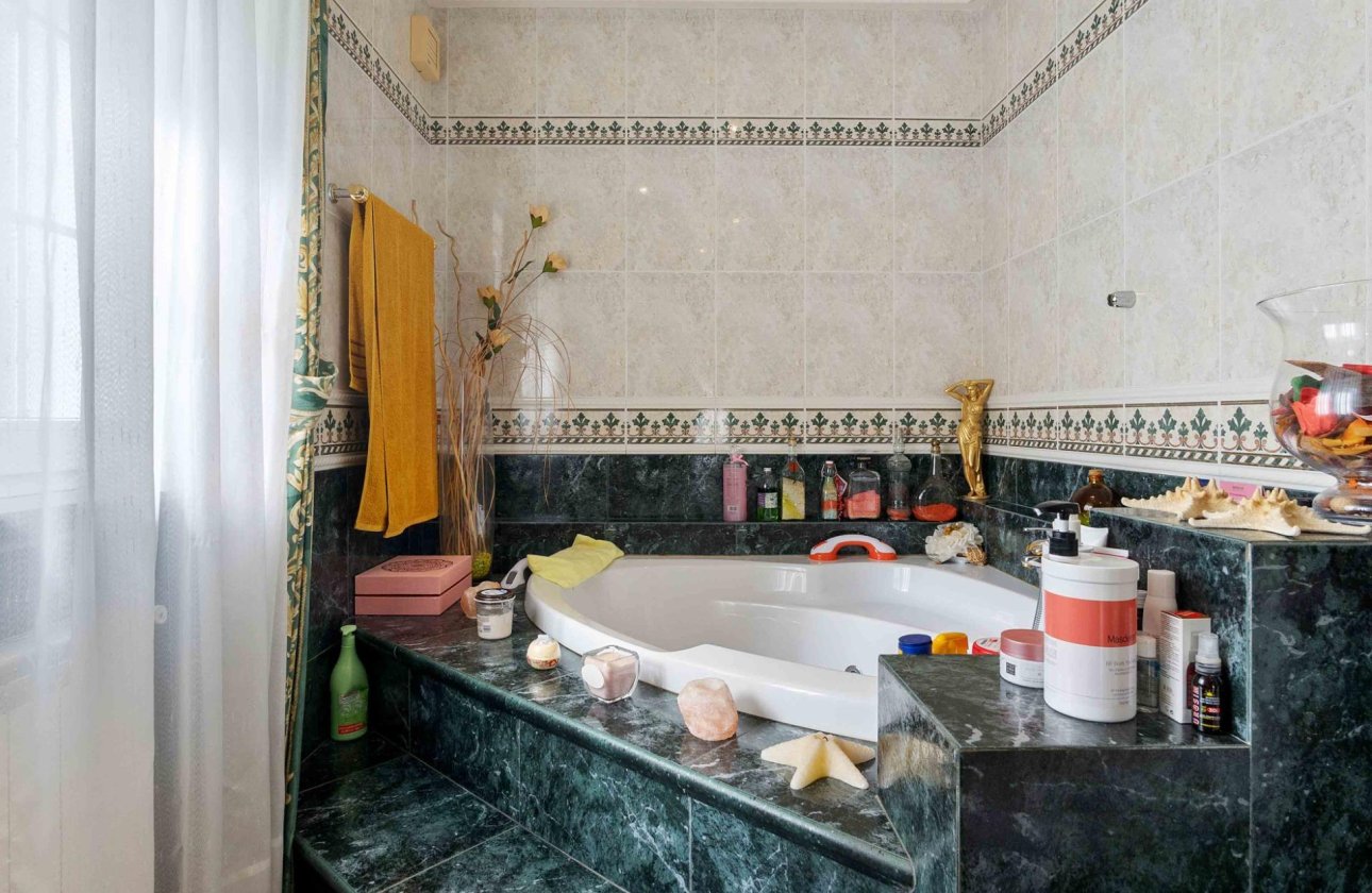 Resale - Villa -
Cabo Roig - Muy Cerca De La Playa