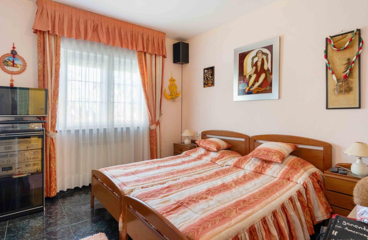 Resale - Villa -
Cabo Roig - Muy Cerca De La Playa