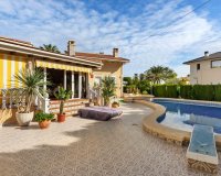 Resale - Villa -
Cabo Roig - Muy Cerca De La Playa