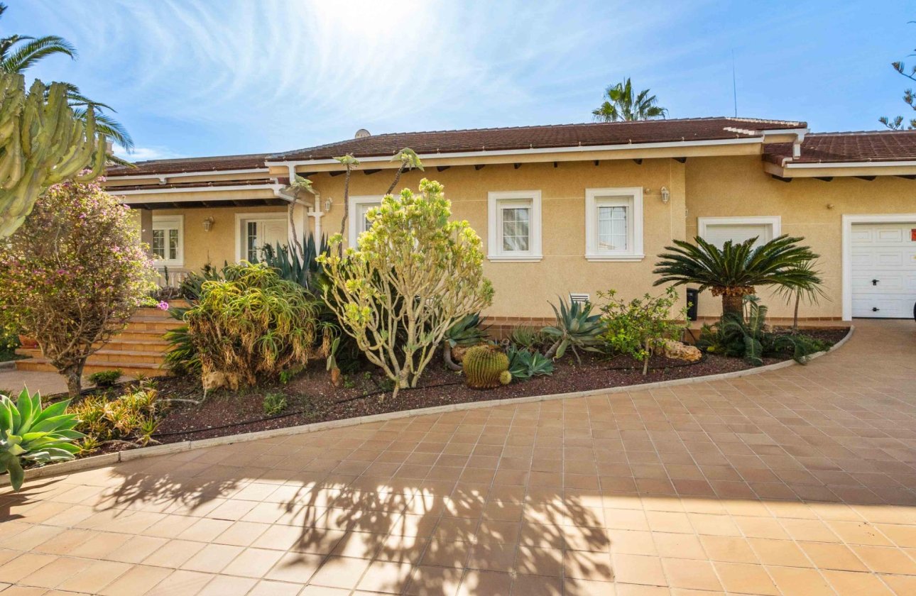 Resale - Villa -
Cabo Roig - Muy Cerca De La Playa