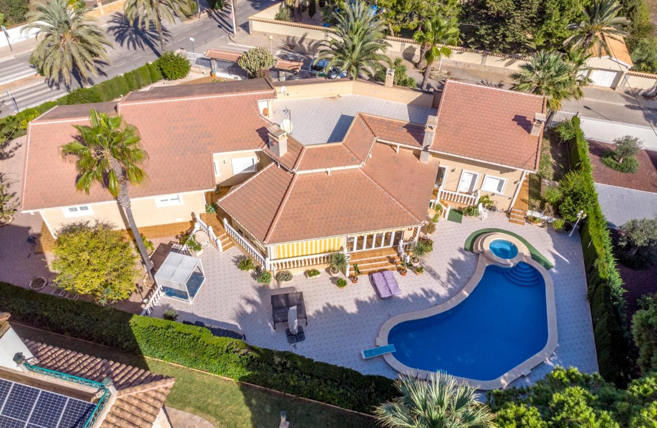 Resale - Villa -
Cabo Roig - Muy Cerca De La Playa