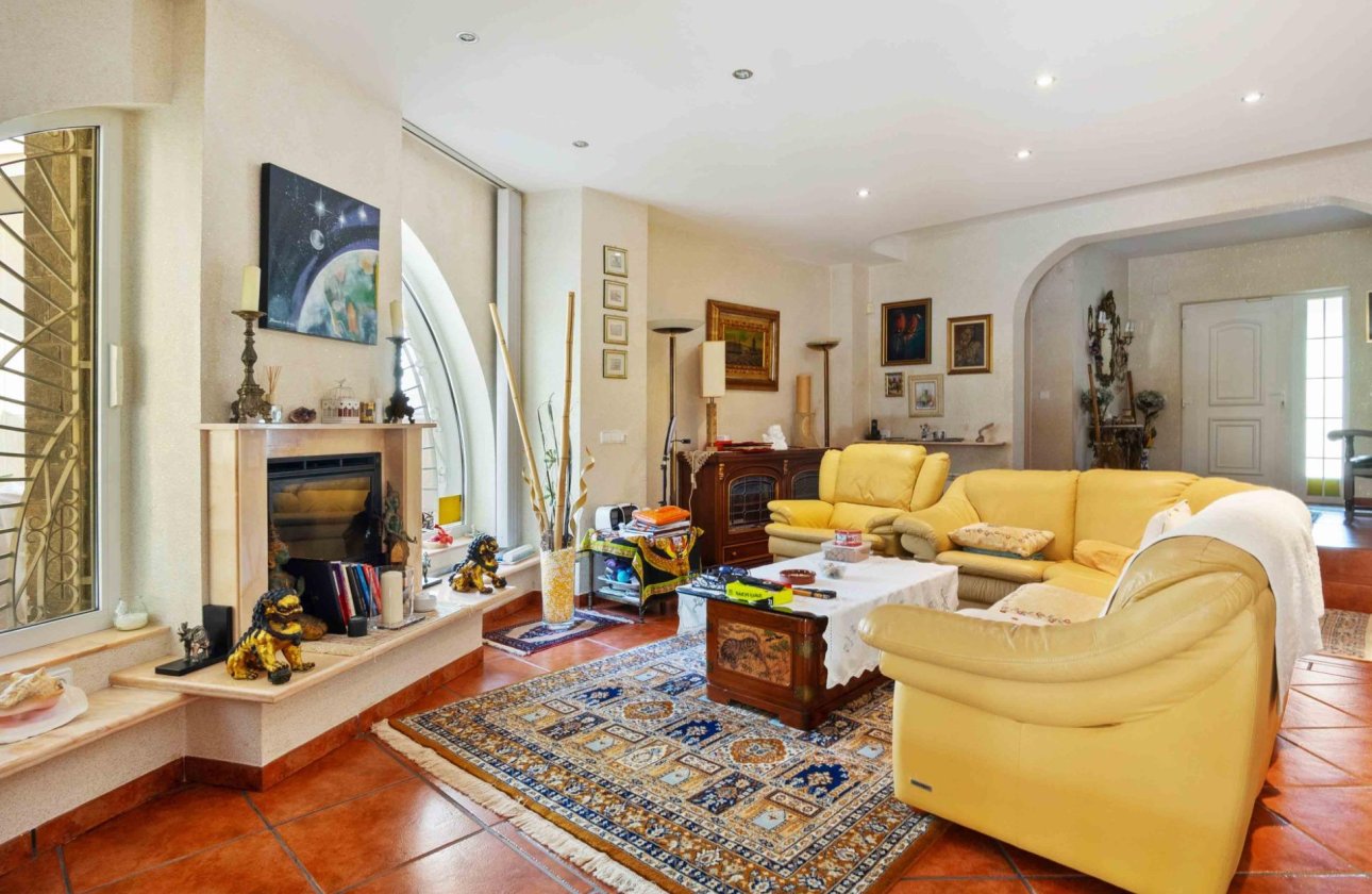 Resale - Villa -
Cabo Roig - Muy Cerca De La Playa