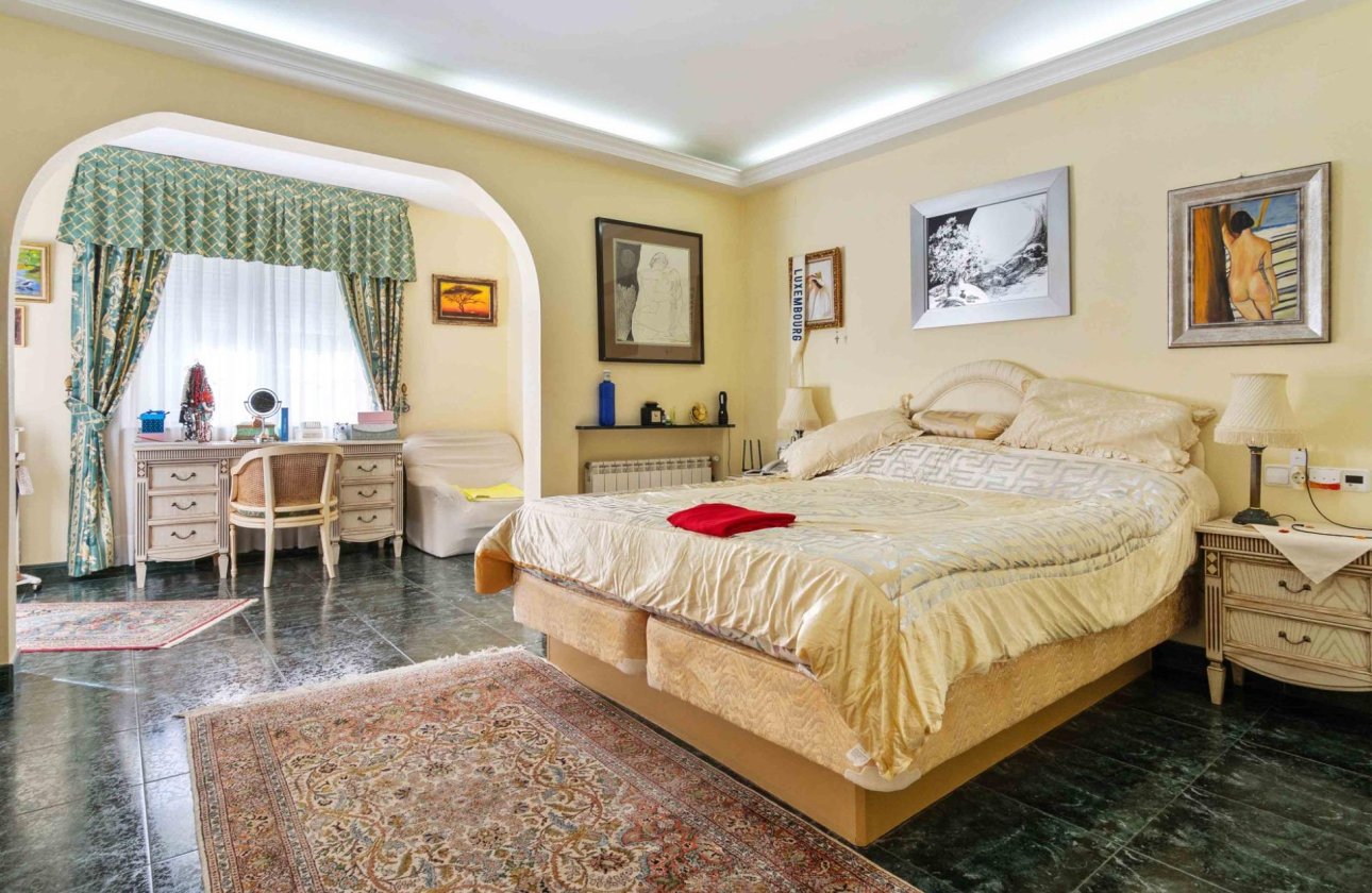Resale - Villa -
Cabo Roig - Muy Cerca De La Playa