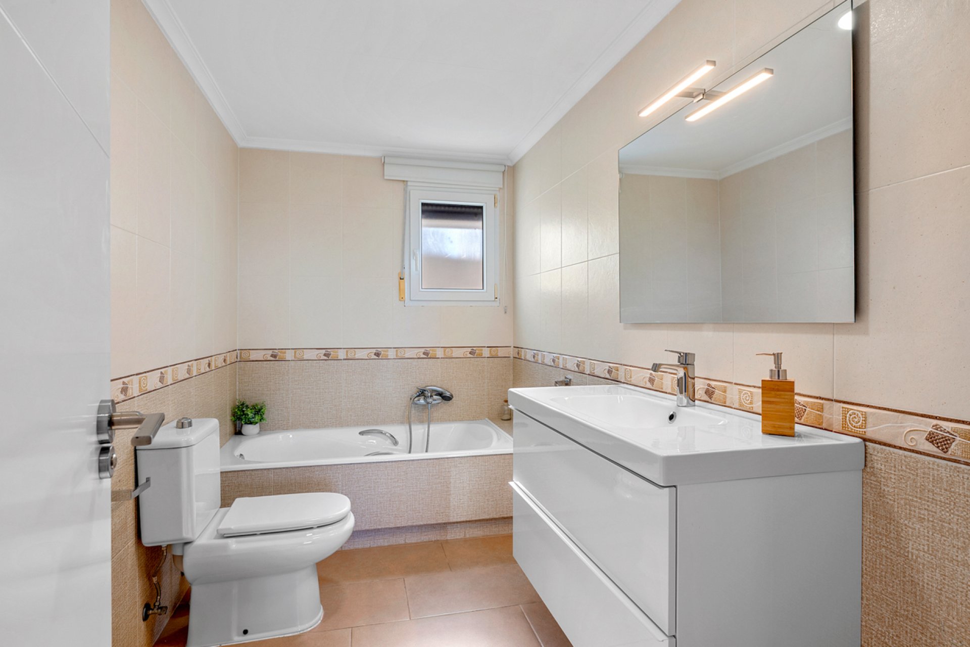 Resale - Villa -
Ciudad De Las Comunicaciones - Costa Blanca