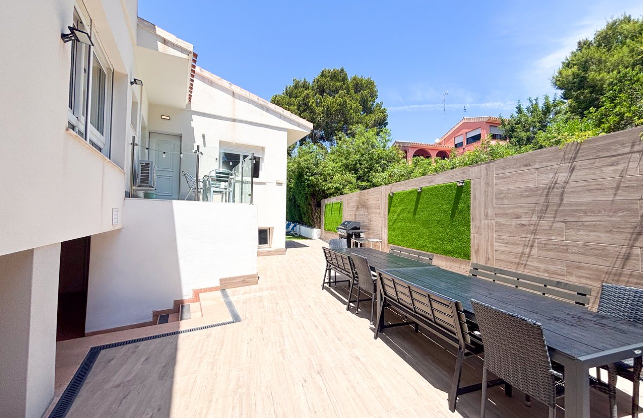 Resale - Villa -
Dehesa de Campoamor - Costa Blanca