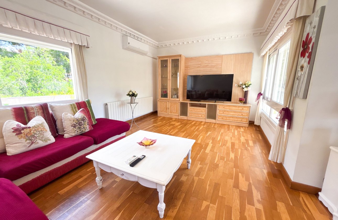 Resale - Villa -
Dehesa de Campoamor - Costa Blanca