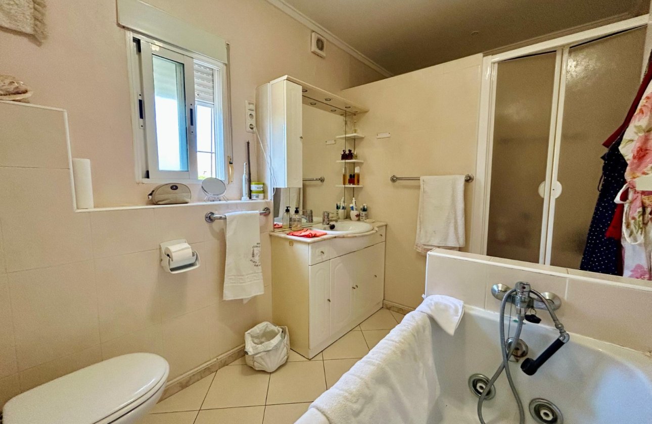 Resale - Villa -
El Chaparral - Inland