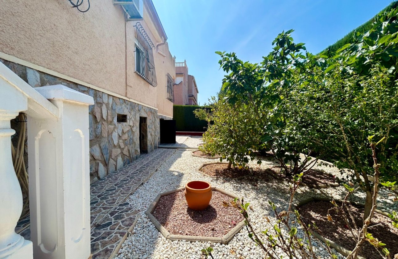 Resale - Villa -
El Chaparral - Inland