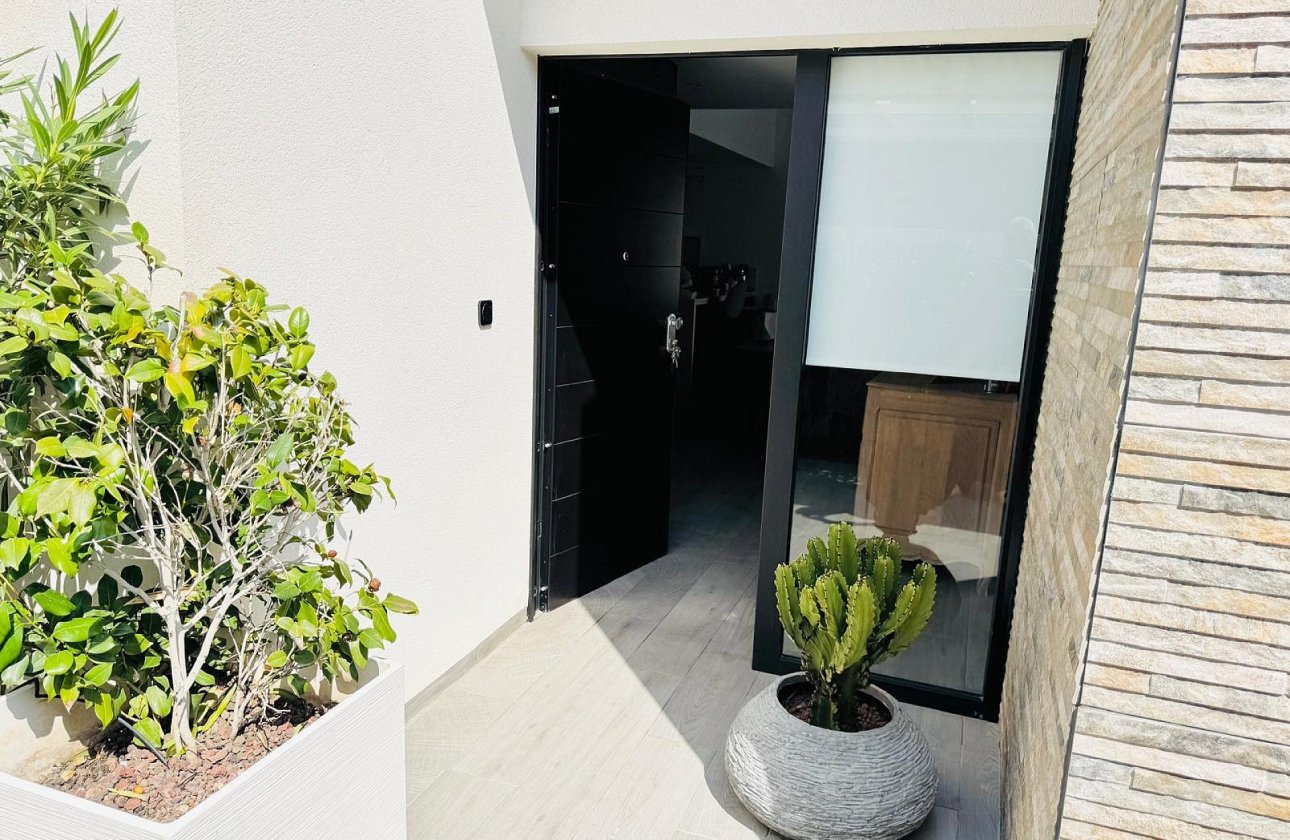 Resale - Villa -
La Finca Golf Resort - Inland