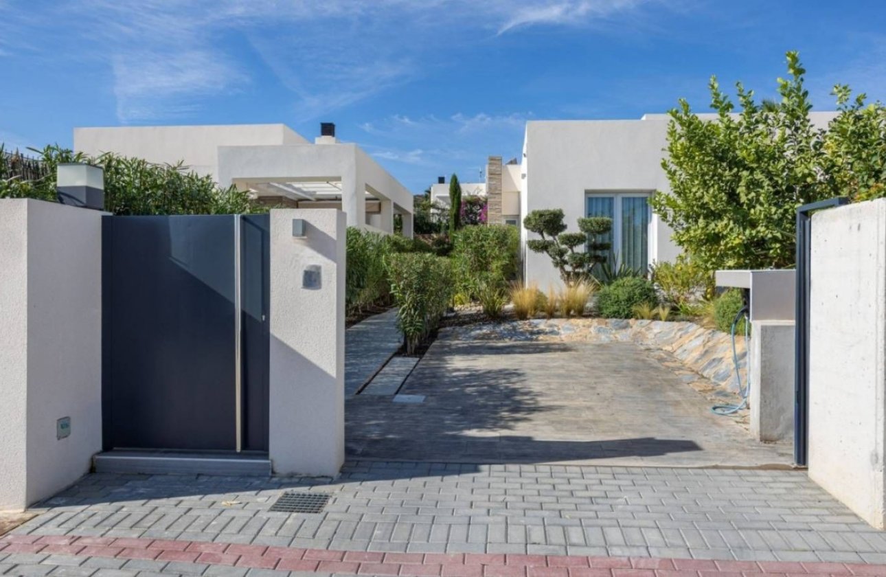 Resale - Villa -
La Finca Golf Resort - Inland