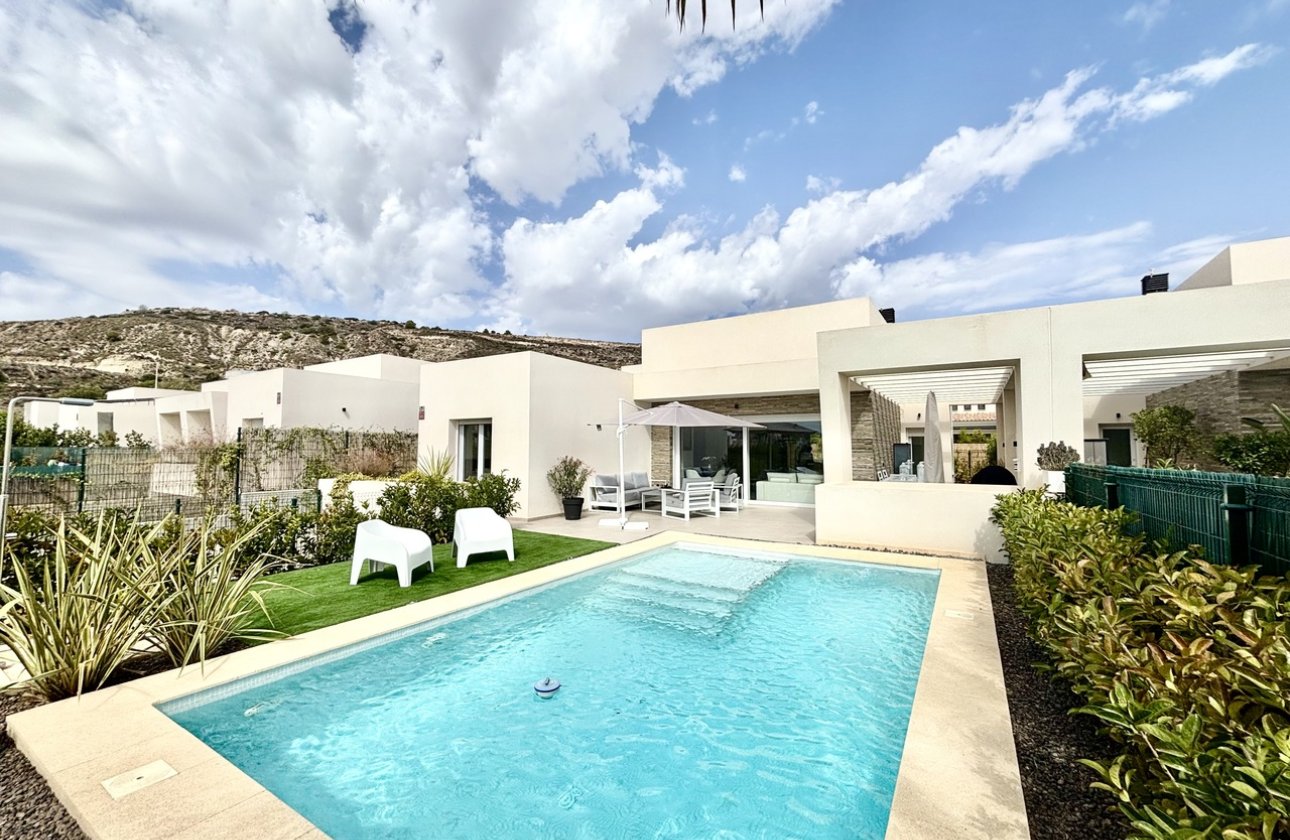 Resale - Villa -
La Finca Golf Resort - Inland