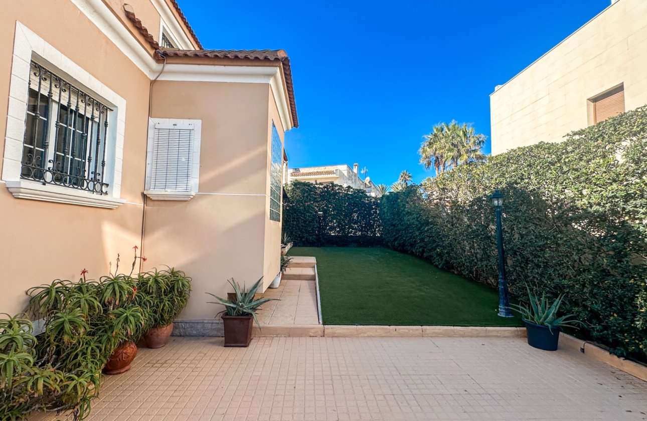 Resale - Villa -
La Mata - Costa Blanca