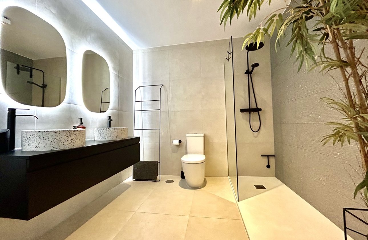 Resale - Villa -
Las Filipinas - Inland