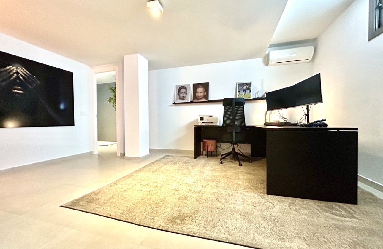 Resale - Villa -
Las Filipinas - Inland