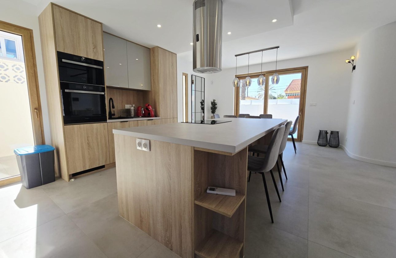 Resale - Villa -
Orihuela Costa - Cabo Roig