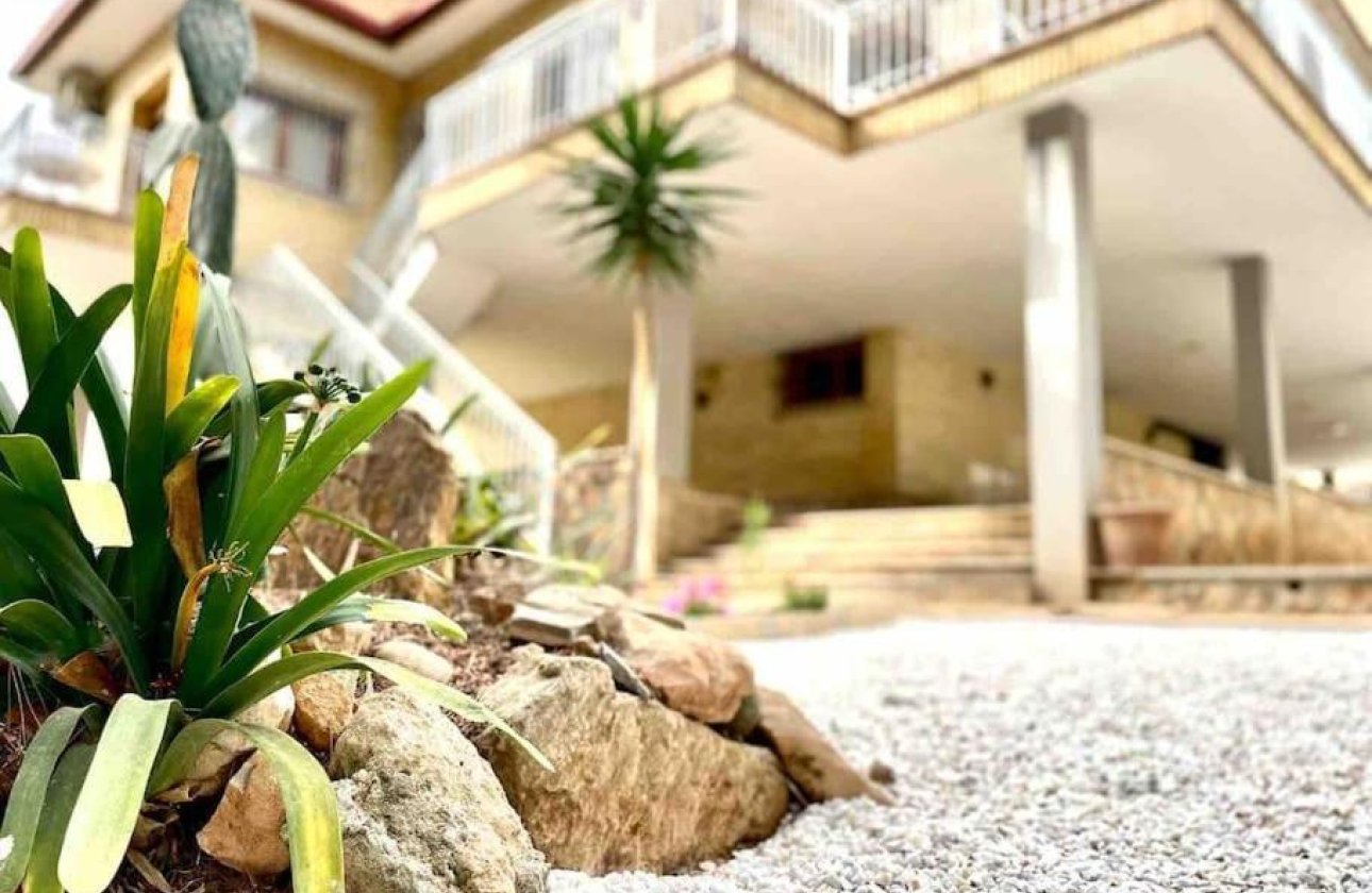 Resale - Villa -
Orihuela Costa - Campoamor