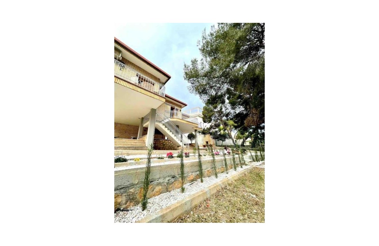 Resale - Villa -
Orihuela Costa - Campoamor