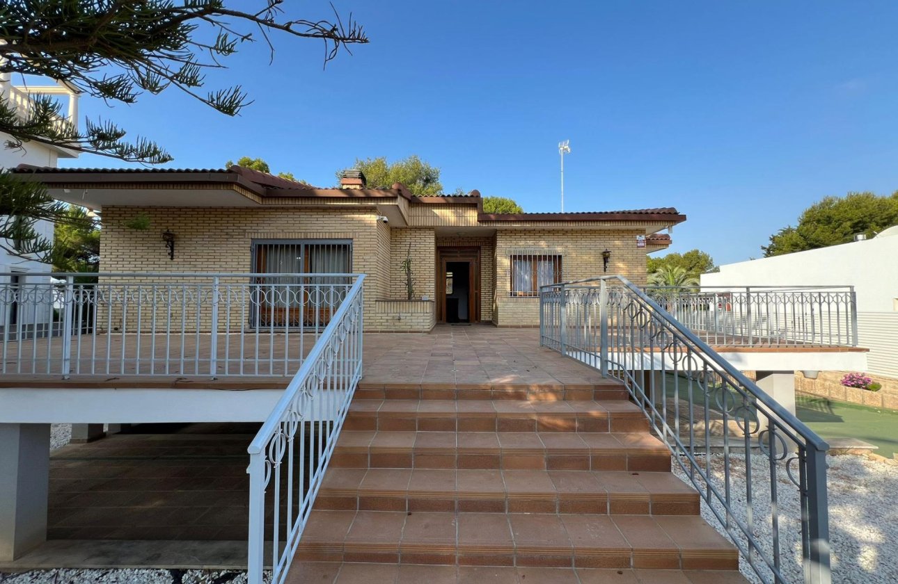 Resale - Villa -
Orihuela Costa - Campoamor