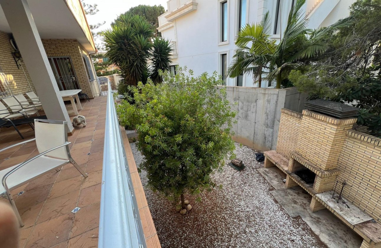 Resale - Villa -
Orihuela Costa - Campoamor