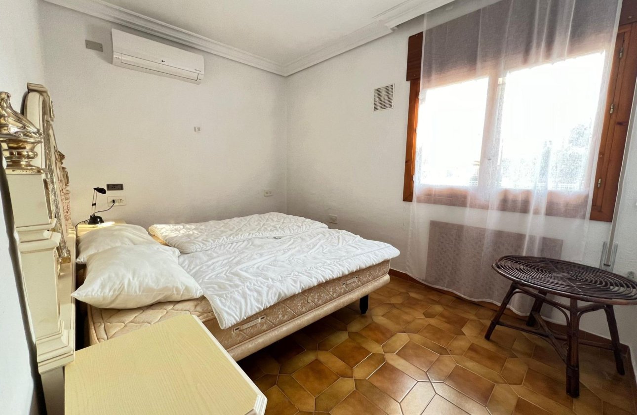 Resale - Villa -
Orihuela Costa - Campoamor