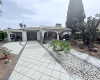 Resale - Villa -
Orihuela Costa - Campoamor