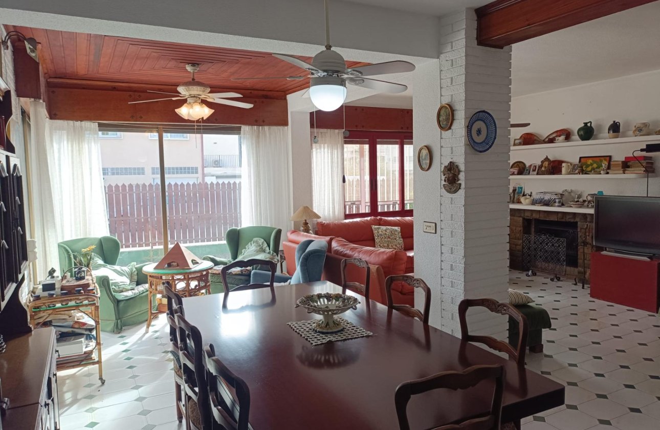 Resale - Villa -
Orihuela Costa - Campoamor