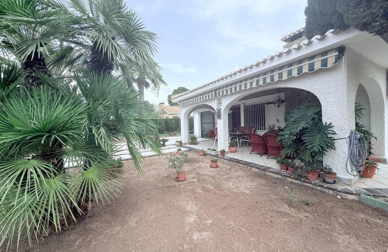 Resale - Villa -
Orihuela Costa - Campoamor