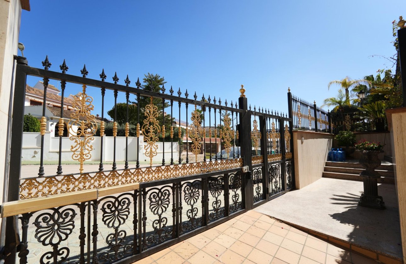 Resale - Villa -
Orihuela Costa - Campoamor