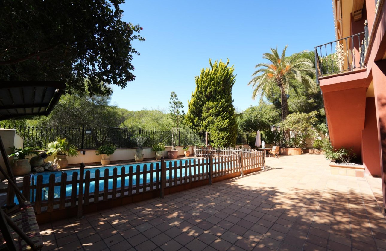 Resale - Villa -
Orihuela Costa - Campoamor