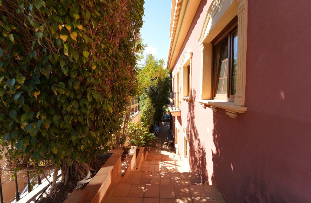 Resale - Villa -
Orihuela Costa - Campoamor