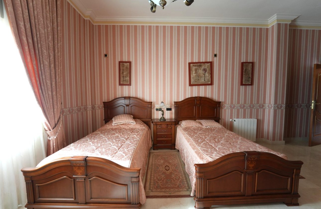 Resale - Villa -
Orihuela Costa - Campoamor