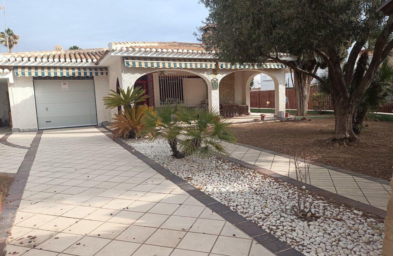 Resale - Villa -
Orihuela Costa - Campoamor