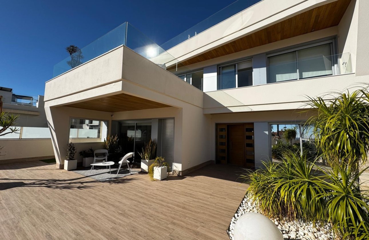 Resale - Villa -
Orihuela Costa - Campoamor