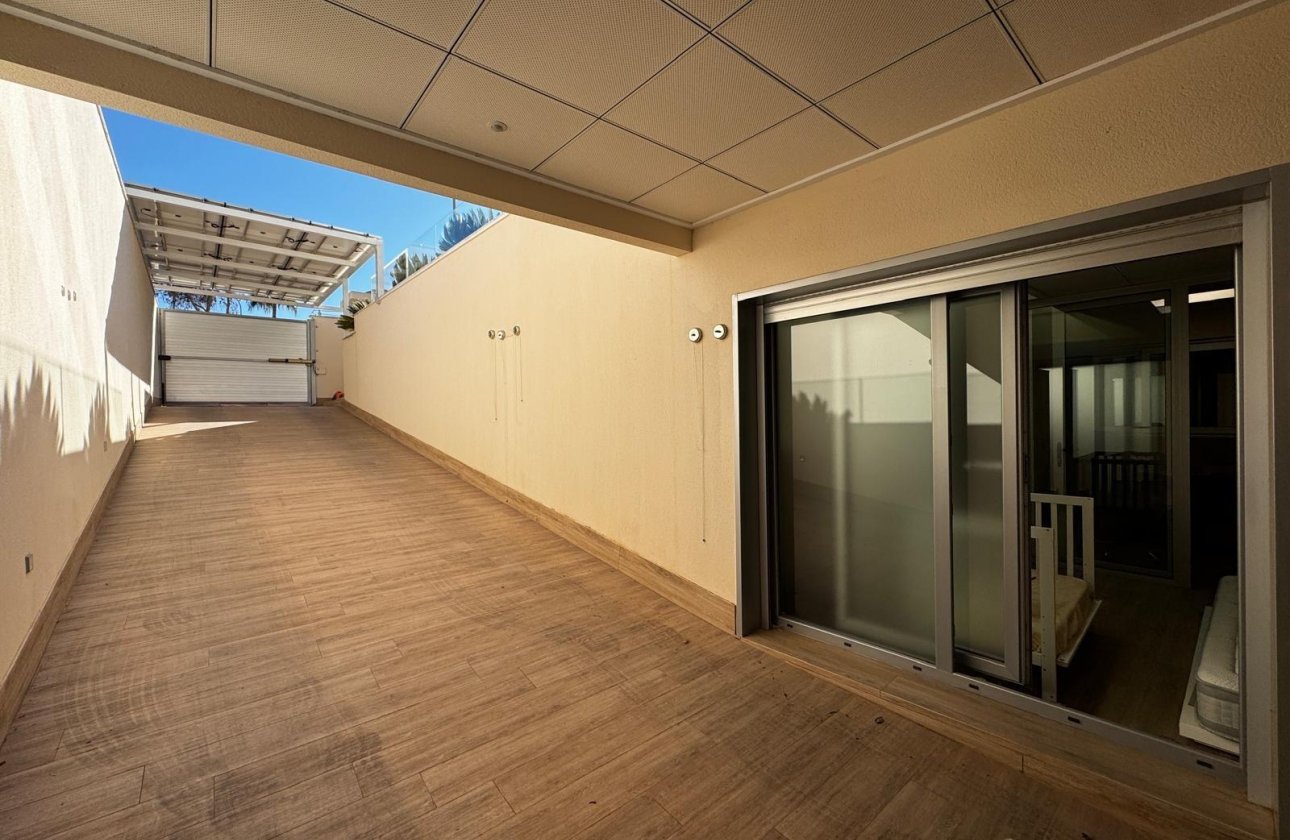 Resale - Villa -
Orihuela Costa - Campoamor