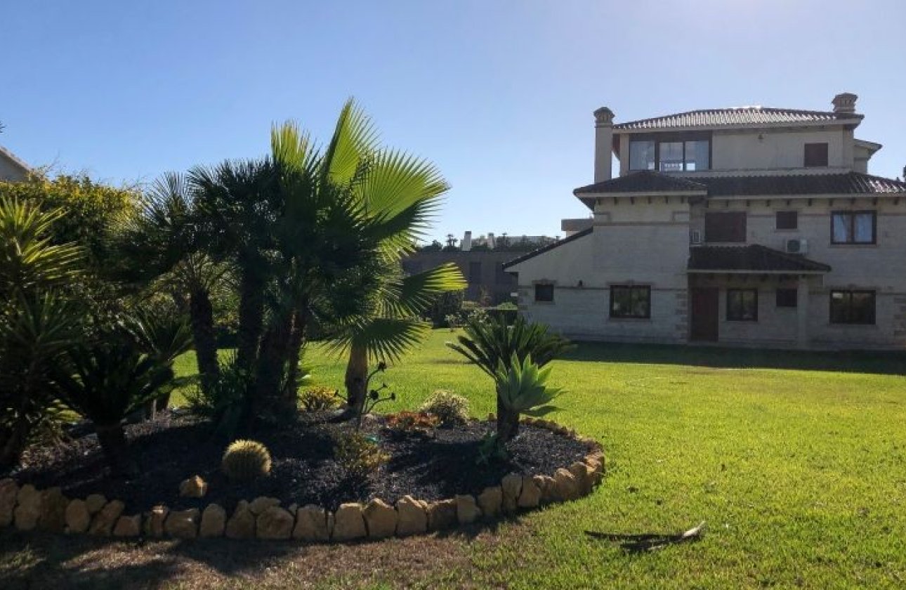 Resale - Villa -
Orihuela Costa - Costa Blanca