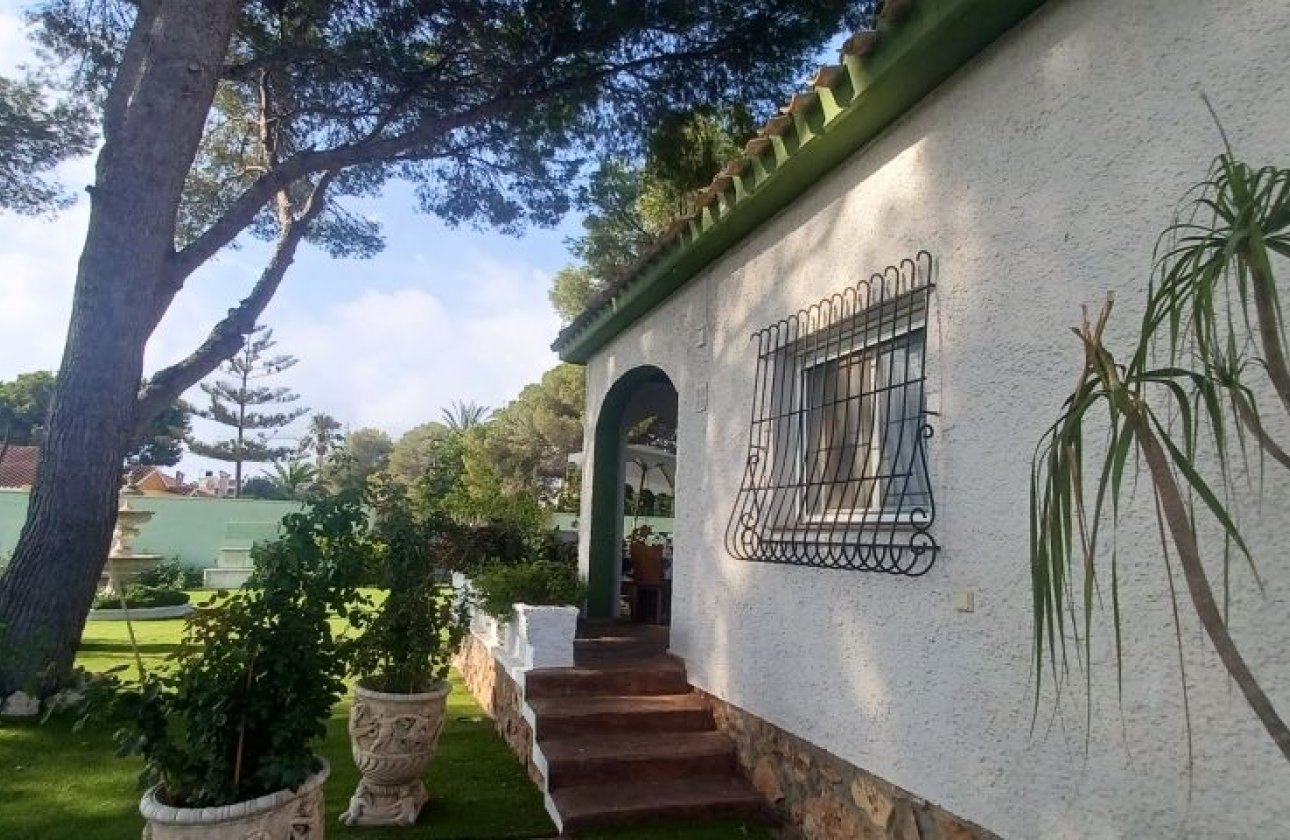 Resale - Villa -
Orihuela Costa - Costa Blanca