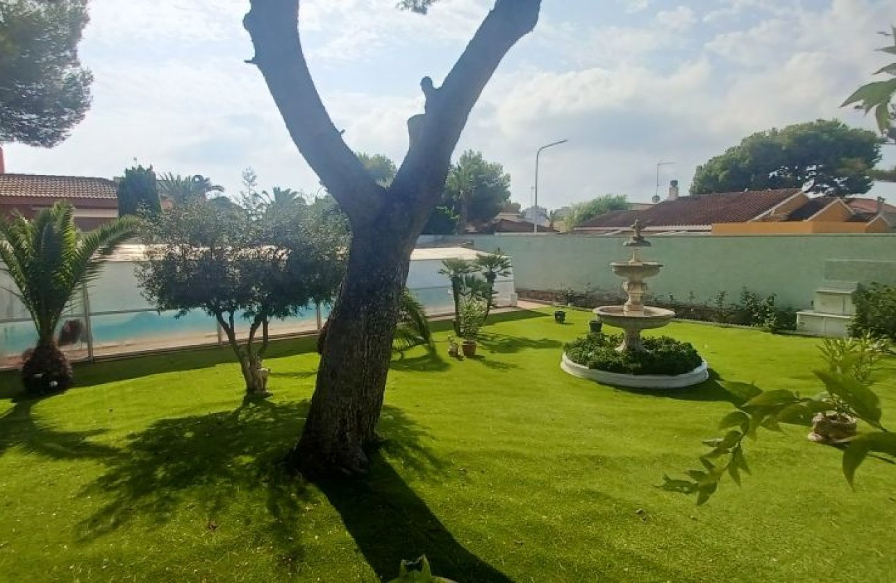 Resale - Villa -
Orihuela Costa - Costa Blanca