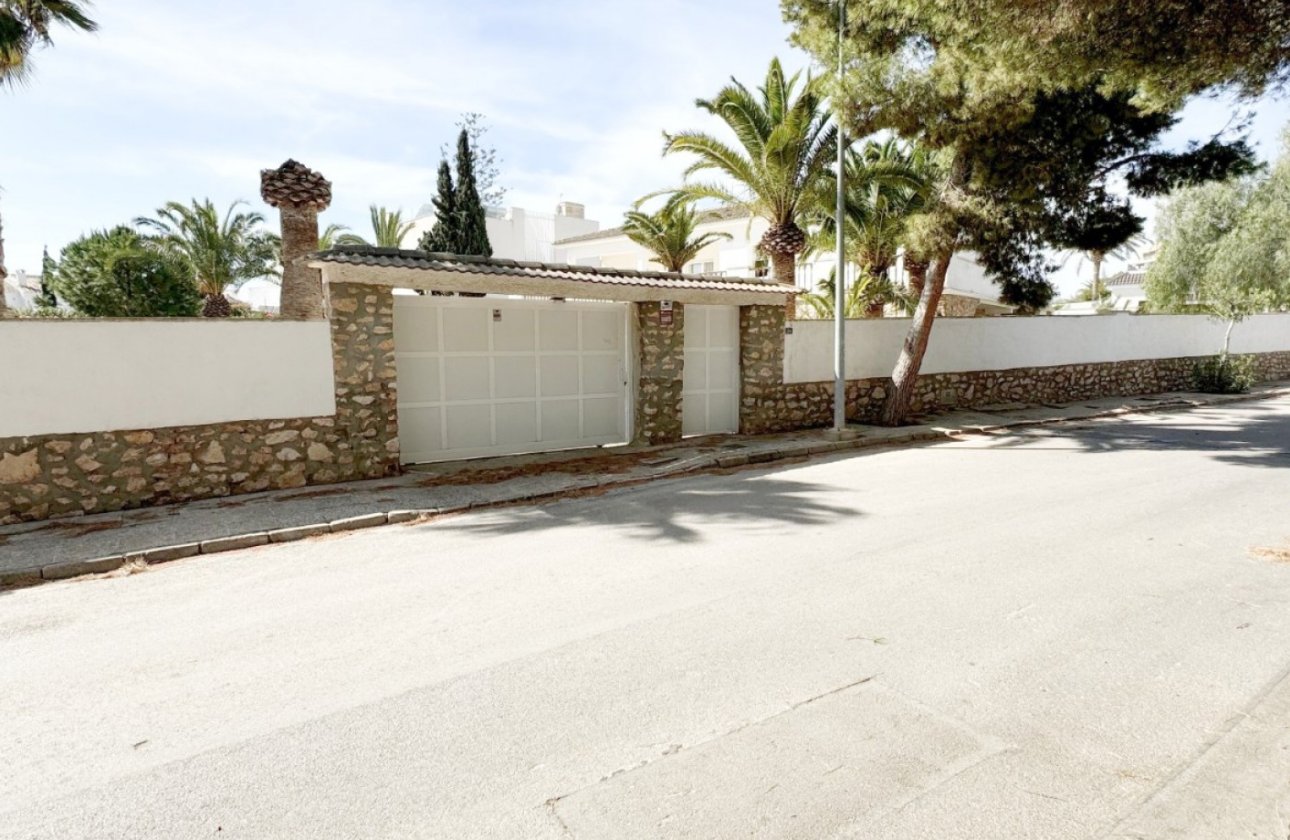 Resale - Villa -
Orihuela Costa - Costa Blanca