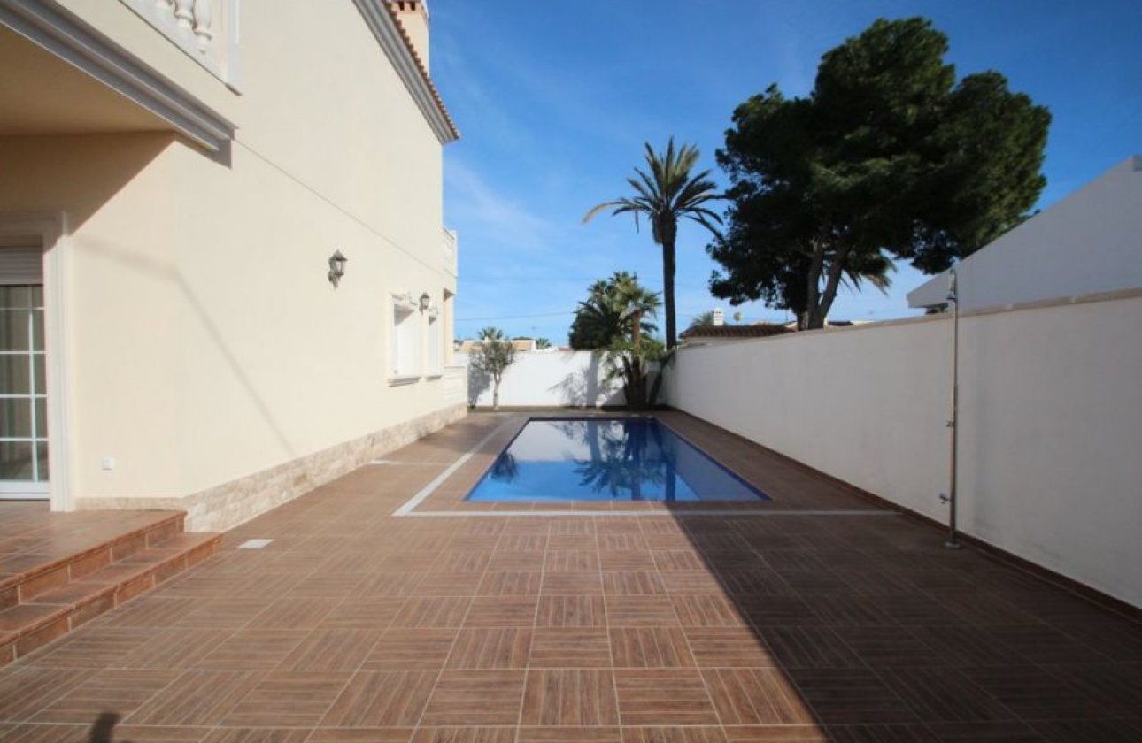 Resale - Villa -
Orihuela Costa - Costa Blanca
