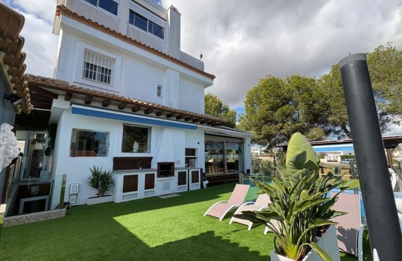 Resale - Villa -
Orihuela Costa - Costa Blanca