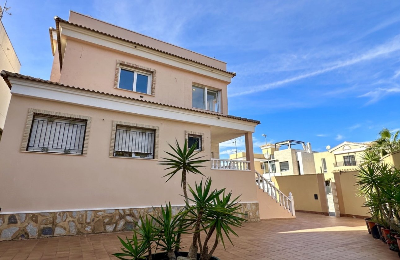 Resale - Villa -
Orihuela Costa - Costa Blanca