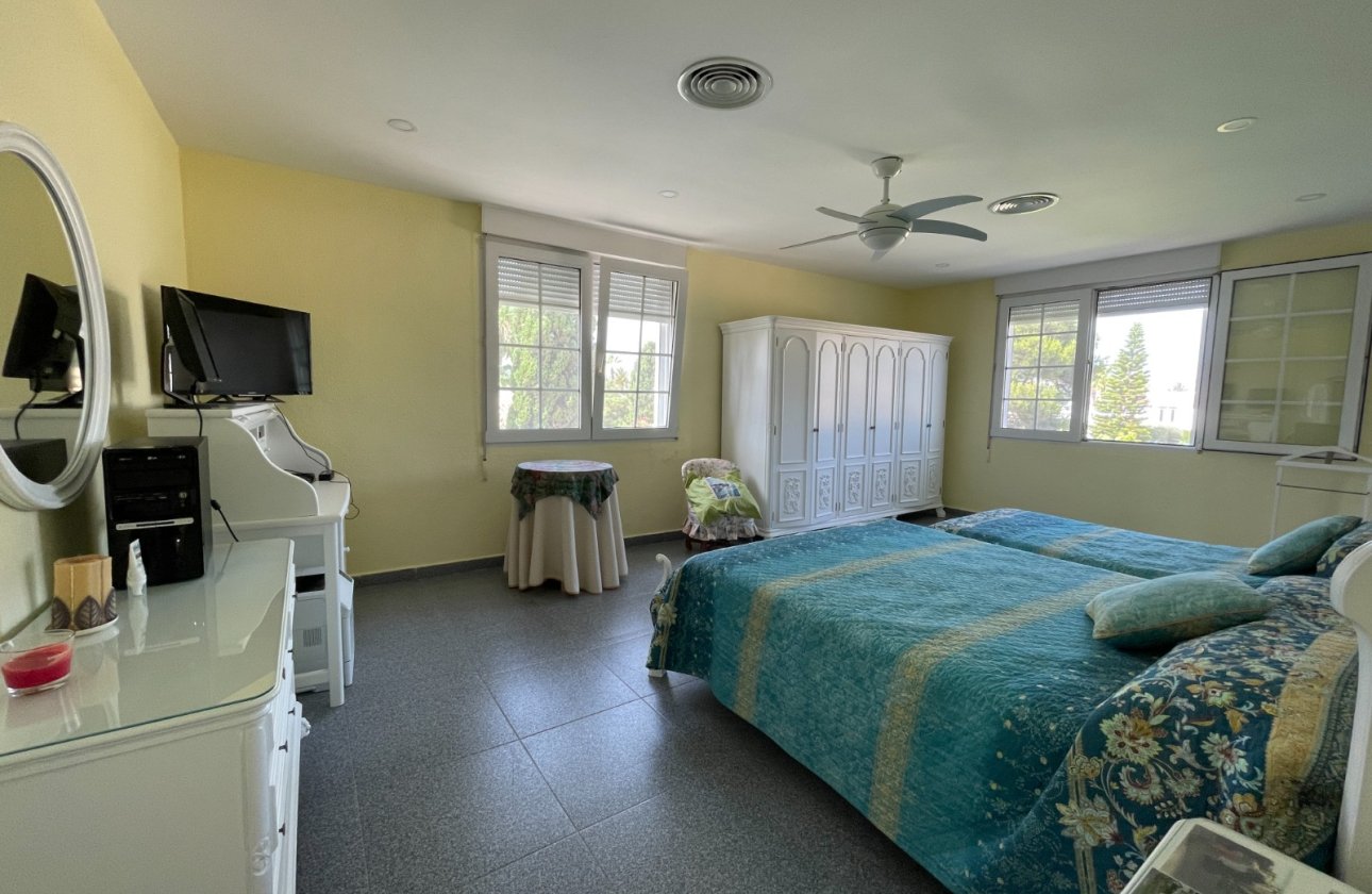 Resale - Villa -
Orihuela Costa - Costa Blanca