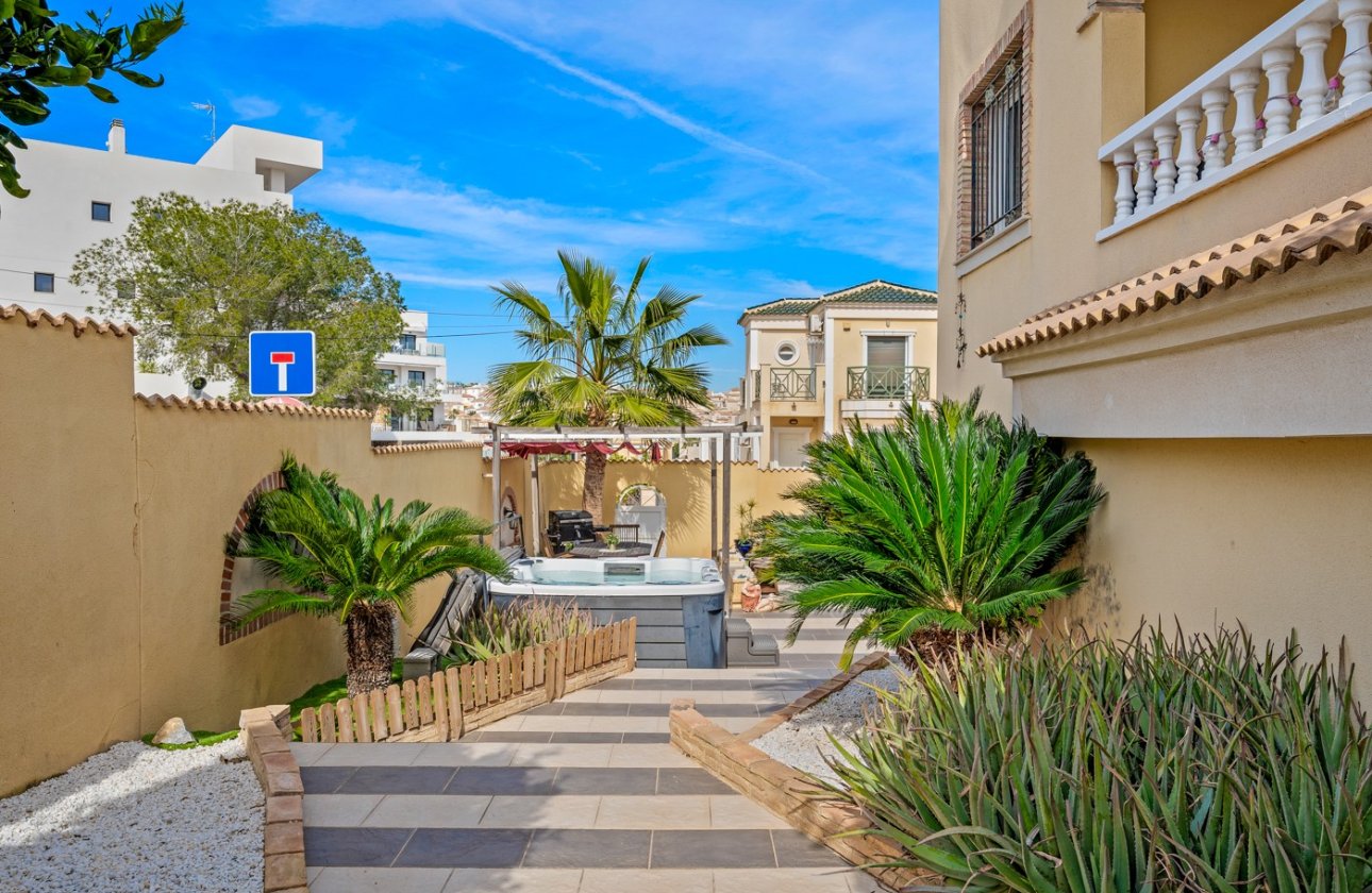 Resale - Villa -
Orihuela Costa - Costa Blanca